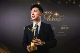  杨紫琼秒变迷妹！向马龙索要签名，拿到后兴奋捂脸。