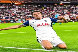 热刺1-0绝杀曼联！时隔17年捧起欧联杯，红魔赛季四大皆空黯然收场。