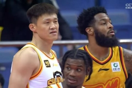 CBA第三阶段首轮战：江苏男篮对阵深圳男篮，最终深圳男篮获胜。