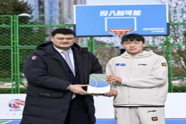 杨瀚森亮相NBA选秀现场 中国篮球新星静待命运揭晓。