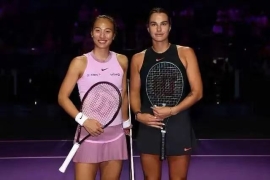 郑钦文0-2负于萨巴伦卡，无缘四强。