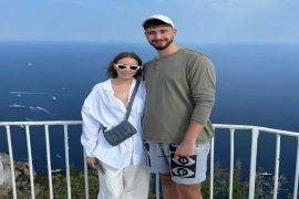 申京帅气挺拔，女友长裙加身笑容甜美，尽显郎才女貌。