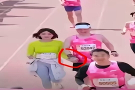 无锡马拉松赛事上一对特殊的“情侣”。