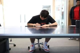 杨瀚森登陆NBA！4年1.53亿签约开拓者，总经理现场点赞。