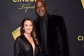 62岁乔丹的快意人生：财富自由、超模娇妻相伴，退役生活依旧潇洒。