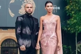 巴萨传奇阿尔维斯重获自由，三天后妻子官宣喜讯，竟是试管宝宝？