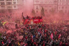 利物浦英超夺冠庆典突发悲剧：车辆冲撞人群致47人受伤。